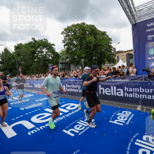 29.06.2025 - hella hamburg halbmarathon Zöllner http://msf.ph/oto/8420371 29.06.2025 10:53:07 Ziel 2208, 3059, 3258, 3334, 4121, 7509, 7864, 8587, 9093, 9537, 12155, 12367, 12519, 12910, 14323, 14791, 18590, 19208 meine-sportfotos.de