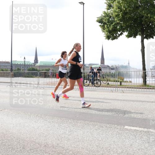 29.06.2025 - hella hamburg halbmarathon Lena Gebhardt http://msf.ph/oto/8420379 29.06.2025 10:27:35 Lombardsbrücke 5707, 1250, 1530, 2080, 2775, 3389, 4372, 5177, 5285, 5825, 6214, 6259, 7234, 7314, 7764, 7944, 7978, 8085, 8281, 9349, 9688, 10077, 10158, 10412, 10413, 11256, 11766, 12500, 12823, 13043, 13860, 14020, 14021, 14206, 15607, 15641, 16569, 16804, 16838, 17427, 17791, 18012, 18097, 18301, 18626, 18766, 18976 meine-sportfotos.de