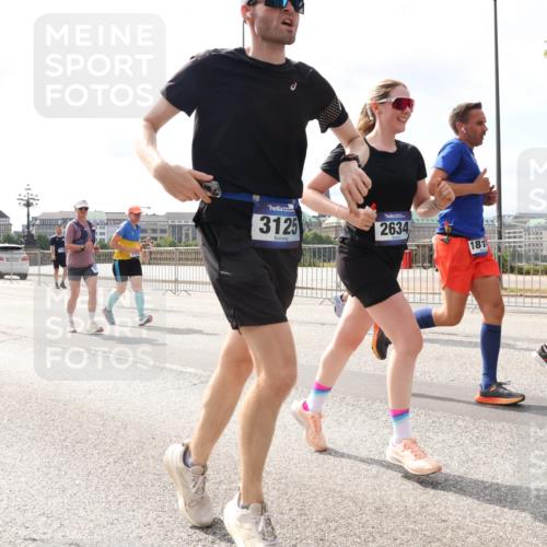 29.06.2025 - hella hamburg halbmarathon Lena Gebhardt http://msf.ph/oto/8420382 29.06.2025 10:18:21 Lombardsbrücke 3125, 2634, 181, 1159, 1160, 1234, 1268, 1325, 1554, 1641, 1820, 1982, 2087, 2147, 2335, 2634, 2703, 2931, 3125, 3202, 3321, 3482, 3529, 3977, 4123, 4383, 4710, 4738, 4804, 5004, 5909, 6270, 6332, 6533, 7094, 7160, 7454, 7641, 7649, 7838, 7882, 7883, 8067, 8128, 8248, 8341, 8607, 8799, 9222, 9505, 9539, 9586, 9658, 9717, 9734, 9748, 9834, 9844, 9964, 10172, 10332, 10502, 10509, 10659, 10687, 10908, 12498, 12541, 12548, 12552, 12703, 13341 meine-sportfotos.de