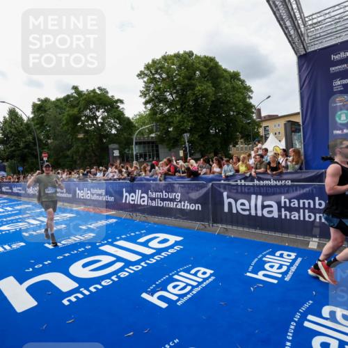 29.06.2025 - hella hamburg halbmarathon Zöllner http://msf.ph/oto/8420383 29.06.2025 10:31:14 Ziel 3201, 10017, 10298, 10929, 12232, 13754, 14450, 18177 meine-sportfotos.de