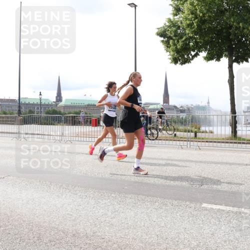 29.06.2025 - hella hamburg halbmarathon Lena Gebhardt http://msf.ph/oto/8420400 29.06.2025 10:27:35 Lombardsbrücke 5707, 18, 1530, 2080, 2775, 3389, 4372, 5177, 5285, 5825, 6214, 6259, 7234, 7314, 7764, 7944, 7978, 8085, 8281, 9349, 9688, 10077, 10158, 10412, 10413, 11256, 11766, 12500, 12823, 13043, 13860, 14020, 14021, 14206, 15607, 15641, 16569, 16804, 16838, 17427, 17791, 18012, 18097, 18301, 18626, 18766, 18976 meine-sportfotos.de