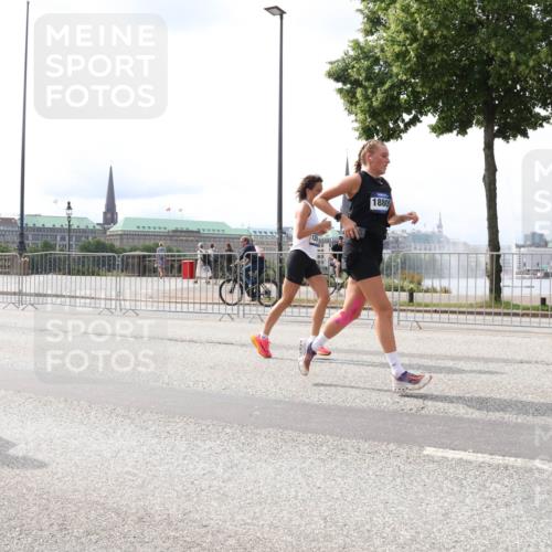 29.06.2025 - hella hamburg halbmarathon Lena Gebhardt http://msf.ph/oto/8420418 29.06.2025 10:27:35 Lombardsbrücke 18805, 1530, 2080, 2775, 3389, 4372, 5177, 5285, 5825, 6214, 6259, 7234, 7314, 7764, 7944, 7978, 8085, 8281, 9349, 9688, 10077, 10158, 10412, 10413, 11256, 11766, 12500, 12823, 13043, 13860, 14020, 14021, 14206, 15607, 15641, 16569, 16804, 16838, 17427, 17791, 18012, 18097, 18301, 18626, 18766, 18976 meine-sportfotos.de