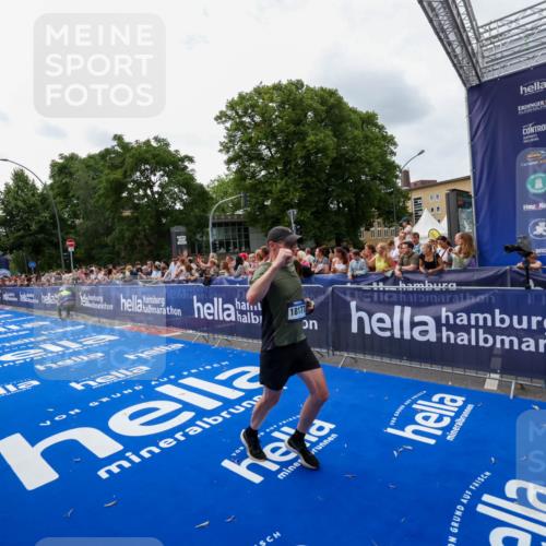 29.06.2025 - hella hamburg halbmarathon Zöllner http://msf.ph/oto/8420420 29.06.2025 10:31:15 Ziel 3201, 10017, 10298, 10929, 11857, 12232, 13754, 14450, 18177, 19042 meine-sportfotos.de