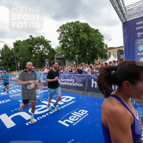 29.06.2025 - hella hamburg halbmarathon Zöllner http://msf.ph/oto/8420422 29.06.2025 10:53:08 Ziel 2208, 3059, 3258, 3334, 4121, 7509, 7864, 8587, 9093, 9537, 12155, 12367, 12910, 14323, 18590, 19208 meine-sportfotos.de