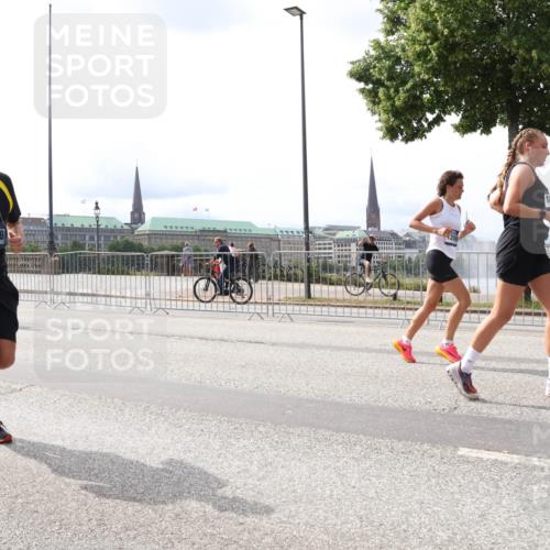 29.06.2025 - hella hamburg halbmarathon Lena Gebhardt http://msf.ph/oto/8420447 29.06.2025 10:27:35 Lombardsbrücke 1530, 2080, 2775, 3389, 4372, 5177, 5285, 5825, 6214, 6259, 7234, 7314, 7764, 7944, 7978, 8085, 8281, 9349, 9688, 10077, 10158, 10412, 10413, 11256, 11766, 12500, 12823, 13043, 13860, 14020, 14021, 14206, 15607, 15641, 16569, 16804, 16838, 17427, 17791, 18012, 18097, 18301, 18626, 18766, 18976 meine-sportfotos.de