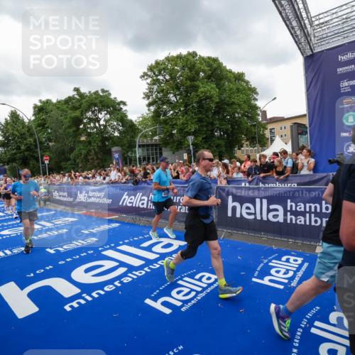 29.06.2025 - hella hamburg halbmarathon Zöllner http://msf.ph/oto/8420451 29.06.2025 10:53:09 Ziel 2111, 2208, 3059, 3258, 3334, 4121, 7864, 8587, 9093, 9537, 12155, 12910, 14323, 19208 meine-sportfotos.de