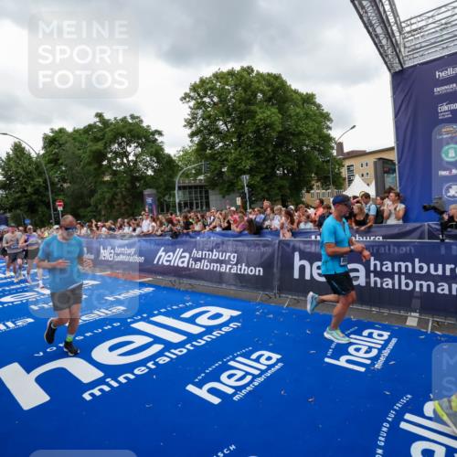 29.06.2025 - hella hamburg halbmarathon Zöllner http://msf.ph/oto/8420474 29.06.2025 10:53:10 Ziel 2111, 2208, 3059, 3258, 3334, 4121, 7864, 8587, 9093, 9537, 12155, 14323, 16986, 19208 meine-sportfotos.de