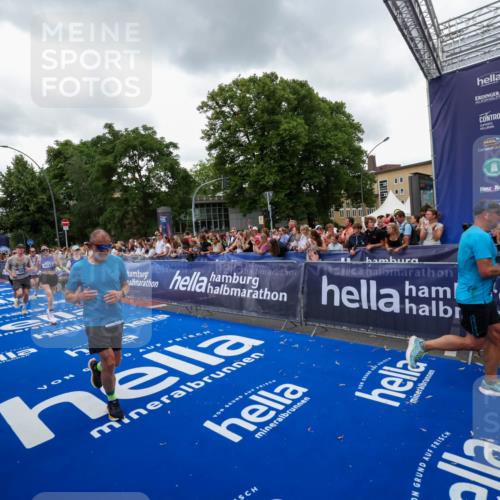 29.06.2025 - hella hamburg halbmarathon Zöllner http://msf.ph/oto/8420487 29.06.2025 10:53:10 Ziel 2111, 2208, 3059, 3258, 3334, 4121, 7864, 8587, 9093, 9537, 12155, 14323, 16986, 19208 meine-sportfotos.de