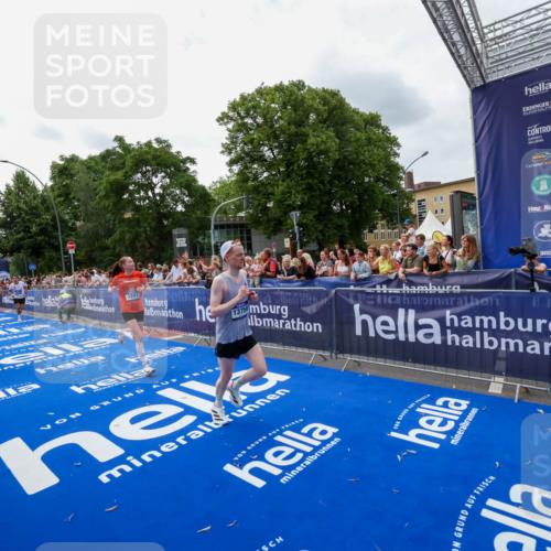 29.06.2025 - hella hamburg halbmarathon Zöllner http://msf.ph/oto/8420495 29.06.2025 10:31:18 Ziel 3201, 3955, 4812, 10017, 10298, 11857, 12232, 13754, 14450, 14548, 19042 meine-sportfotos.de