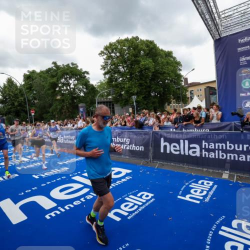 29.06.2025 - hella hamburg halbmarathon Zöllner http://msf.ph/oto/8420499 29.06.2025 10:53:11 Ziel 2111, 2208, 3059, 3258, 4121, 7864, 8587, 9537, 14323, 16986, 19208 meine-sportfotos.de