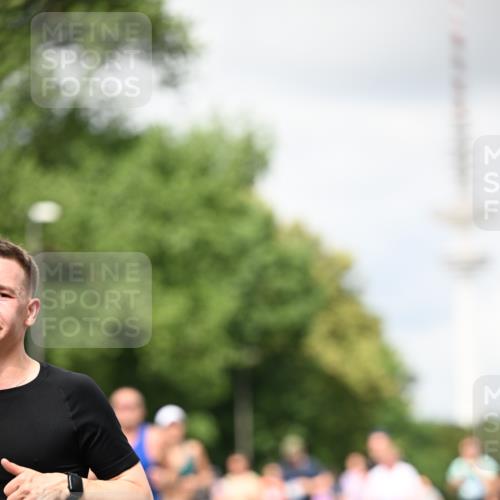 29.06.2025 - hella hamburg halbmarathon Dr. Thomas Lammeyer http://msf.ph/oto/8420504 29.06.2025 10:46:58 Kennedybrücke 1360, 1656, 1752, 1929, 1994, 2069, 2134, 2401, 2509, 2940, 2941, 3378, 3874, 4092, 4385, 4680, 4735, 4736, 4778, 5403, 5419, 6136, 6440, 6828, 6837, 7040, 7043, 7260, 7357, 7477, 7666, 8000, 8014, 8525, 8526, 9644, 9980, 10532, 10623, 10697, 10734, 10842, 11074, 11075, 11331 meine-sportfotos.de
