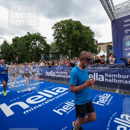 29.06.2025 - hella hamburg halbmarathon Zöllner http://msf.ph/oto/8420509 29.06.2025 10:53:11 Ziel 2111, 2208, 3059, 3258, 4121, 7864, 8587, 9537, 14323, 16986, 19208 meine-sportfotos.de