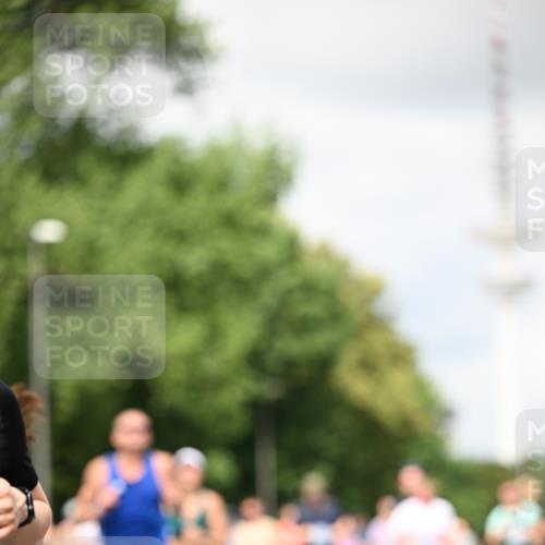 29.06.2025 - hella hamburg halbmarathon Dr. Thomas Lammeyer http://msf.ph/oto/8420511 29.06.2025 10:46:58 Kennedybrücke 1360, 1656, 1752, 1929, 1994, 2069, 2134, 2401, 2509, 2940, 2941, 3378, 3874, 4092, 4385, 4680, 4735, 4736, 4778, 5403, 5419, 6136, 6440, 6828, 6837, 7040, 7043, 7260, 7357, 7477, 7666, 8000, 8014, 8525, 8526, 9644, 9980, 10532, 10623, 10697, 10734, 10842, 11074, 11075, 11331 meine-sportfotos.de