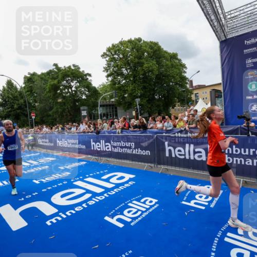 29.06.2025 - hella hamburg halbmarathon Zöllner http://msf.ph/oto/8420533 29.06.2025 10:31:19 Ziel 3201, 3955, 4812, 10017, 10298, 11857, 12232, 13754, 14450, 14548, 19042 meine-sportfotos.de