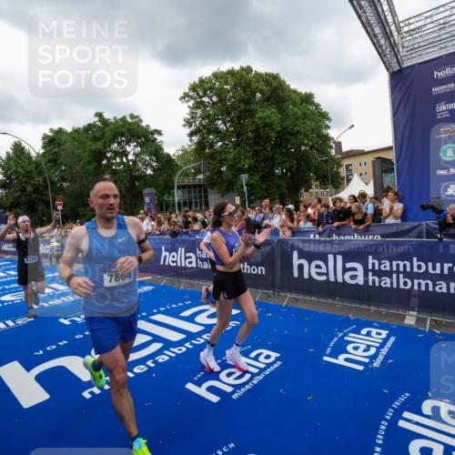 29.06.2025 - hella hamburg halbmarathon Zöllner http://msf.ph/oto/8420534 29.06.2025 10:53:12 Ziel 2111, 2208, 3059, 3258, 4121, 7383, 7864, 8273, 9537, 14323, 16929, 16986, 19208 meine-sportfotos.de