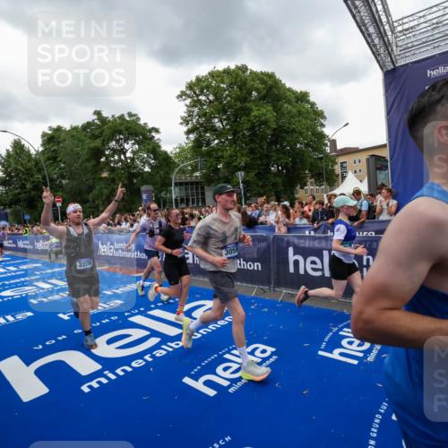 29.06.2025 - hella hamburg halbmarathon Zöllner http://msf.ph/oto/8420559 29.06.2025 10:53:12 Ziel 2111, 2208, 3059, 3258, 4121, 7383, 7864, 8273, 9537, 14323, 16929, 16986, 19208 meine-sportfotos.de