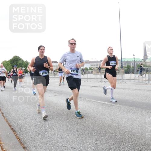29.06.2025 - hella hamburg halbmarathon Lena Gebhardt http://msf.ph/oto/8420570 29.06.2025 10:52:26 Lombardsbrücke 13286, 13538, 10296, 1369, 1418, 1826, 1978, 2362, 2420, 2528, 2983, 3038, 3140, 3227, 3645, 4087, 4273, 4436, 4591, 4598, 4606, 4815, 5062, 5262, 5360, 6386, 6403, 6404, 6406, 6456, 6671, 6985, 7511, 7690, 7691, 7735, 7812, 8194, 8196, 8250, 8251, 8621, 9068, 9070, 9103, 9368, 9460, 9730, 9731, 10080, 10296, 10342, 10392, 10600, 10634, 10673, 10879, 10884, 10928, 11084, 11126, 11127, 11297, 11375, 11736, 11899, 11974, 12546, 12558, 12994 meine-sportfotos.de