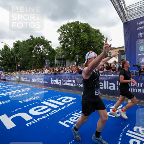 29.06.2025 - hella hamburg halbmarathon Zöllner http://msf.ph/oto/8420589 29.06.2025 10:53:13 Ziel 2111, 2208, 3059, 4121, 7383, 7864, 8273, 8361, 9537, 14323, 16929, 16986, 19208 meine-sportfotos.de