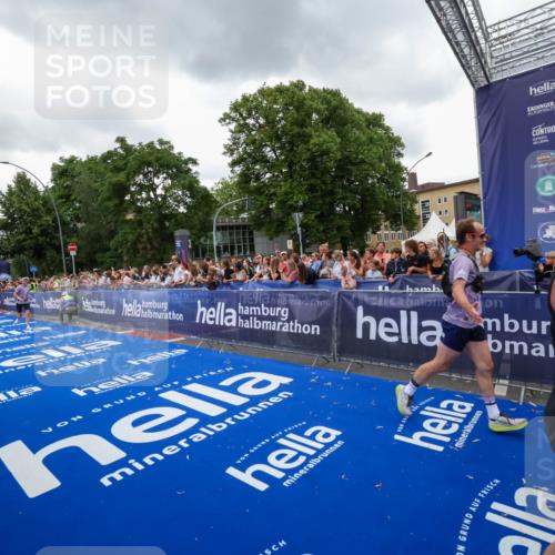 29.06.2025 - hella hamburg halbmarathon Zöllner http://msf.ph/oto/8420606 29.06.2025 10:53:14 Ziel 2111, 2208, 7383, 8273, 8361, 12875, 14323, 16929, 16986, 19208 meine-sportfotos.de