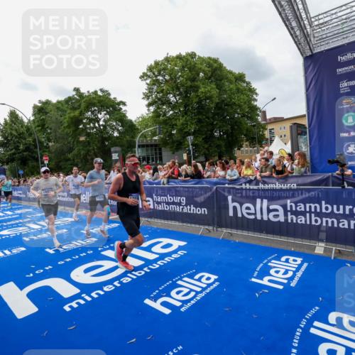 29.06.2025 - hella hamburg halbmarathon Zöllner http://msf.ph/oto/8420612 29.06.2025 10:31:21 Ziel 3955, 4812, 10017, 10298, 11857, 12232, 14450, 14548, 19042 meine-sportfotos.de