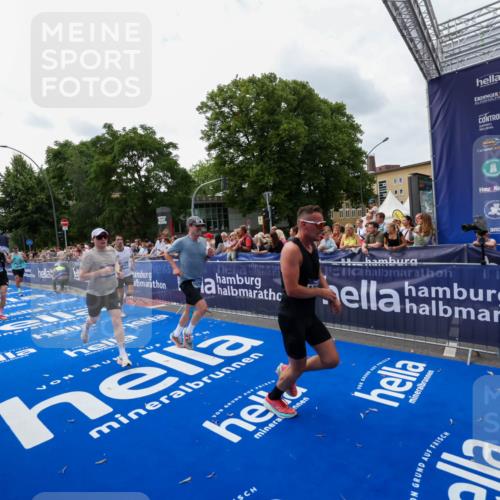 29.06.2025 - hella hamburg halbmarathon Zöllner http://msf.ph/oto/8420622 29.06.2025 10:31:21 Ziel 3955, 4812, 10017, 10298, 11857, 12232, 14450, 14548, 19042 meine-sportfotos.de