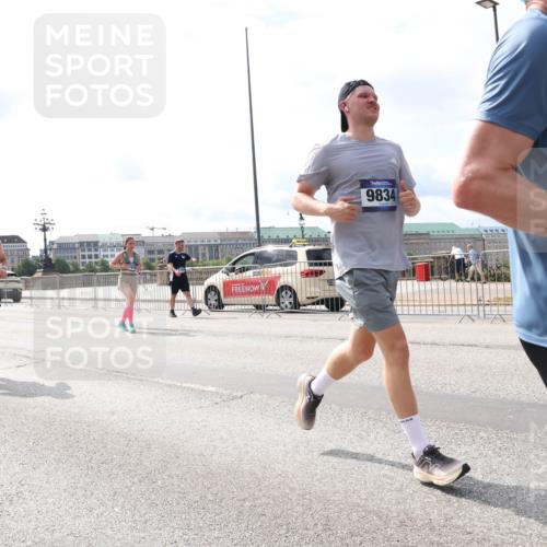 29.06.2025 - hella hamburg halbmarathon Lena Gebhardt http://msf.ph/oto/8420632 29.06.2025 10:18:24 Lombardsbrücke 4710, 9834, 1159, 1160, 1234, 1268, 1325, 1554, 1641, 1820, 1982, 2087, 2147, 2335, 2634, 2703, 2931, 3125, 3202, 3321, 3482, 3529, 3977, 4123, 4383, 4710, 4738, 4802, 4804, 5909, 5910, 6270, 6332, 6533, 7094, 7160, 7454, 7641, 7649, 7838, 7882, 7883, 8067, 8128, 8248, 8341, 8607, 8665, 9222, 9276, 9505, 9539, 9586, 9658, 9717, 9734, 9748, 9834, 9844, 10172, 10332, 10502, 10659, 10687, 10908, 12498, 12541, 12548, 12552, 12703, 13341 meine-sportfotos.de