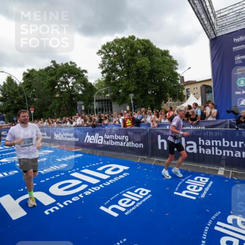 29.06.2025 - hella hamburg halbmarathon Zöllner http://msf.ph/oto/8420637 29.06.2025 10:53:17 Ziel 2074, 2111, 7312, 7383, 8273, 8361, 9142, 12875, 15179, 16929, 16986 meine-sportfotos.de
