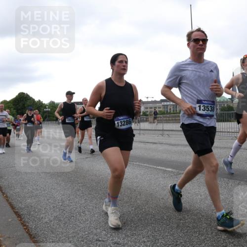 29.06.2025 - hella hamburg halbmarathon Lena Gebhardt http://msf.ph/oto/8420638 29.06.2025 10:52:27 Lombardsbrücke 364, 18633, 18221, 1254, 13286, 13538, 1025, 1369, 1418, 1826, 1978, 2362, 2420, 2528, 2983, 3038, 3140, 3227, 3645, 4087, 4273, 4436, 4591, 4598, 4606, 4815, 5062, 5262, 5360, 6386, 6403, 6404, 6406, 6456, 6671, 6985, 7511, 7690, 7691, 7735, 7812, 8194, 8196, 8250, 8251, 8621, 8641, 9068, 9070, 9103, 9368, 9460, 9730, 9731, 10080, 10296, 10342, 10392, 10600, 10634, 10673, 10879, 10884, 10928, 11084, 11126, 11127, 11297, 11375, 11736, 11899, 11974, 12546, 12558, 12994 meine-sportfotos.de