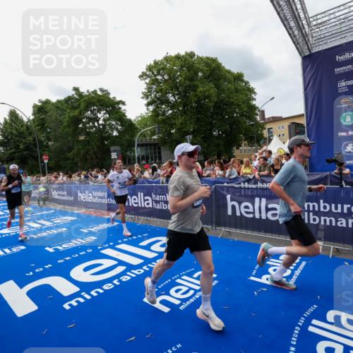 29.06.2025 - hella hamburg halbmarathon Zöllner http://msf.ph/oto/8420643 29.06.2025 10:31:22 Ziel 3955, 4812, 10298, 11857, 12232, 14450, 14548, 19042 meine-sportfotos.de