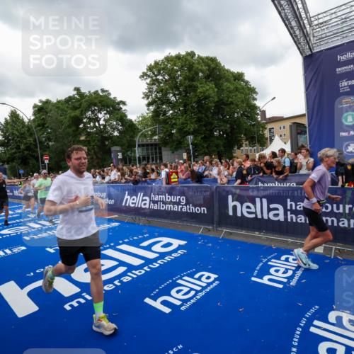 29.06.2025 - hella hamburg halbmarathon Zöllner http://msf.ph/oto/8420646 29.06.2025 10:53:18 Ziel 2074, 2111, 7312, 7383, 8273, 8361, 9142, 12875, 15179, 15681, 16929, 16986, 18901 meine-sportfotos.de