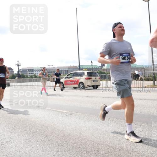 29.06.2025 - hella hamburg halbmarathon Lena Gebhardt http://msf.ph/oto/8420649 29.06.2025 10:18:24 Lombardsbrücke 4710, 9834, 1159, 1160, 1234, 1268, 1325, 1554, 1641, 1820, 1982, 2087, 2147, 2335, 2634, 2703, 2931, 3125, 3202, 3321, 3482, 3529, 3977, 4123, 4383, 4710, 4738, 4802, 4804, 5909, 5910, 6270, 6332, 6533, 7094, 7160, 7454, 7641, 7649, 7838, 7882, 7883, 8067, 8128, 8248, 8341, 8607, 8665, 9222, 9276, 9505, 9539, 9586, 9658, 9717, 9734, 9748, 9834, 9844, 10172, 10332, 10502, 10659, 10687, 10908, 12498, 12541, 12548, 12552, 12703, 13341 meine-sportfotos.de