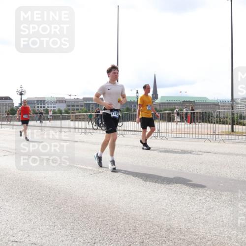 29.06.2025 - hella hamburg halbmarathon Lena Gebhardt http://msf.ph/oto/8420652 29.06.2025 10:27:37 Lombardsbrücke 6214, 1742, 570, 2080, 2775, 3389, 4372, 5177, 5285, 5825, 6214, 6259, 7764, 7944, 7978, 8085, 8281, 9688, 10077, 10158, 10412, 10413, 11256, 11766, 12500, 12823, 13043, 13860, 14206, 15607, 15641, 16569, 16804, 16838, 17427, 17791, 18012, 18097, 18301, 18626, 18766 meine-sportfotos.de