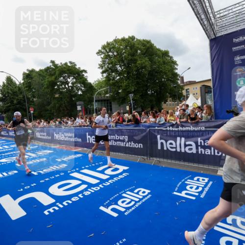 29.06.2025 - hella hamburg halbmarathon Zöllner http://msf.ph/oto/8420655 29.06.2025 10:31:22 Ziel 3955, 4812, 10298, 11857, 12232, 14450, 14548, 19042 meine-sportfotos.de