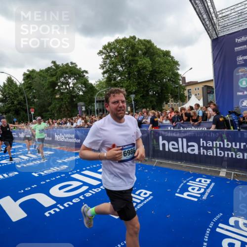 29.06.2025 - hella hamburg halbmarathon Zöllner http://msf.ph/oto/8420663 29.06.2025 10:53:18 Ziel 2074, 2111, 7312, 7383, 8273, 8361, 9142, 12875, 15179, 15681, 16929, 16986, 18901 meine-sportfotos.de