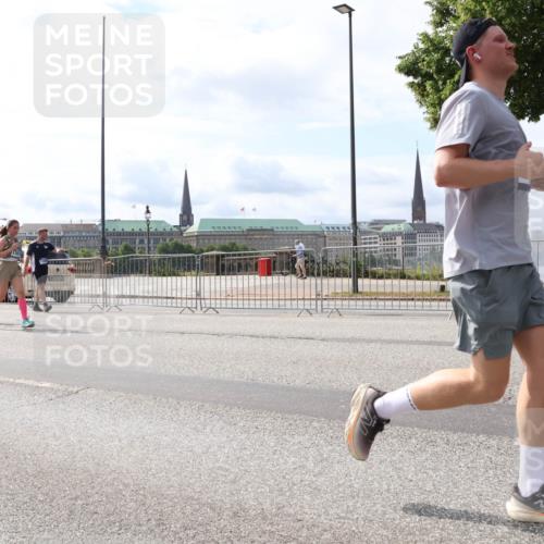 29.06.2025 - hella hamburg halbmarathon Lena Gebhardt http://msf.ph/oto/8420668 29.06.2025 10:18:24 Lombardsbrücke 1159, 1160, 1234, 1268, 1325, 1554, 1641, 1820, 1982, 2087, 2147, 2335, 2634, 2703, 2931, 3125, 3202, 3321, 3482, 3529, 3977, 4123, 4383, 4710, 4738, 4802, 4804, 5909, 5910, 6270, 6332, 6533, 7094, 7160, 7454, 7641, 7649, 7838, 7882, 7883, 8067, 8128, 8248, 8341, 8607, 8665, 9222, 9276, 9505, 9539, 9586, 9658, 9717, 9734, 9748, 9834, 9844, 10172, 10332, 10502, 10659, 10687, 10908, 12498, 12541, 12548, 12552, 12703, 13341 meine-sportfotos.de