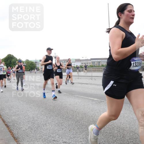 29.06.2025 - hella hamburg halbmarathon Lena Gebhardt http://msf.ph/oto/8420674 29.06.2025 10:52:28 Lombardsbrücke 10634, 18633, 12546, 13286, 1369, 1418, 1826, 1978, 2362, 2420, 2528, 2983, 3038, 3140, 3227, 3645, 4087, 4273, 4436, 4591, 4598, 4815, 5062, 5262, 5360, 6386, 6403, 6404, 6406, 6456, 6671, 6985, 7511, 7690, 7691, 7735, 7812, 8194, 8196, 8250, 8251, 8641, 9068, 9070, 9103, 9368, 9460, 9730, 9731, 10080, 10296, 10342, 10392, 10600, 10634, 10673, 10879, 10884, 10928, 11084, 11126, 11127, 11297, 11375, 11736, 11899, 11974, 12546, 12558, 12994 meine-sportfotos.de