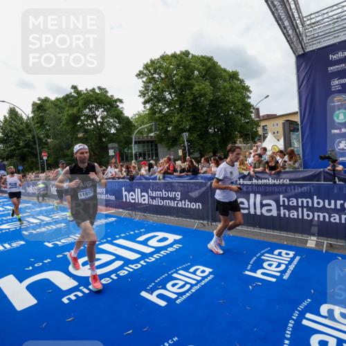 29.06.2025 - hella hamburg halbmarathon Zöllner http://msf.ph/oto/8420679 29.06.2025 10:31:23 Ziel 3955, 4812, 11857, 14450, 14548, 19042 meine-sportfotos.de