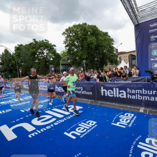 29.06.2025 - hella hamburg halbmarathon Zöllner http://msf.ph/oto/8420692 29.06.2025 10:53:19 Ziel 1683, 2074, 4065, 7312, 7383, 8273, 8361, 9142, 11844, 12875, 15179, 15681, 16929, 16986, 18901 meine-sportfotos.de