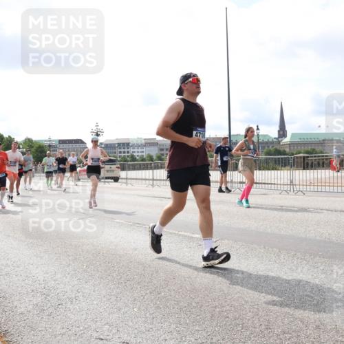 29.06.2025 - hella hamburg halbmarathon Lena Gebhardt http://msf.ph/oto/8420695 29.06.2025 10:18:25 Lombardsbrücke 10659, 135, 6332, 5909, 4710, 1159, 1160, 1234, 1268, 1325, 1554, 1820, 1982, 2087, 2147, 2335, 2634, 2703, 2931, 3125, 3202, 3321, 3482, 3529, 3977, 4123, 4383, 4710, 4738, 4802, 4804, 5049, 5909, 5910, 6270, 6332, 6533, 7094, 7160, 7214, 7454, 7641, 7649, 7838, 7882, 7883, 8067, 8128, 8248, 8341, 8607, 8665, 9222, 9276, 9505, 9539, 9586, 9658, 9717, 9734, 9748, 9834, 9844, 10172, 10332, 10502, 10659, 10687, 10908, 12498, 12541, 12548, 12552, 12703, 13341 meine-sportfotos.de