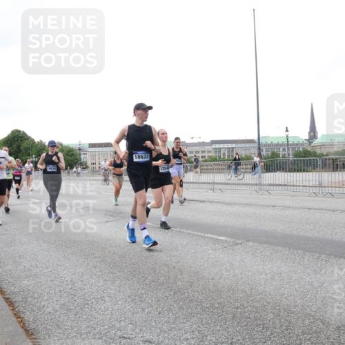 29.06.2025 - hella hamburg halbmarathon Lena Gebhardt http://msf.ph/oto/8420701 29.06.2025 10:52:28 Lombardsbrücke 10634, 18221, 18633, 12546, 1369, 1418, 1826, 1978, 2362, 2420, 2528, 2983, 3038, 3140, 3227, 3645, 4087, 4273, 4436, 4591, 4598, 4815, 5062, 5262, 5360, 6386, 6403, 6404, 6406, 6456, 6671, 6985, 7511, 7690, 7691, 7735, 7812, 8194, 8196, 8250, 8251, 8641, 9068, 9070, 9103, 9368, 9460, 9730, 9731, 10080, 10296, 10342, 10392, 10600, 10634, 10673, 10879, 10884, 10928, 11084, 11126, 11127, 11297, 11375, 11736, 11899, 11974, 12546, 12558, 12994 meine-sportfotos.de