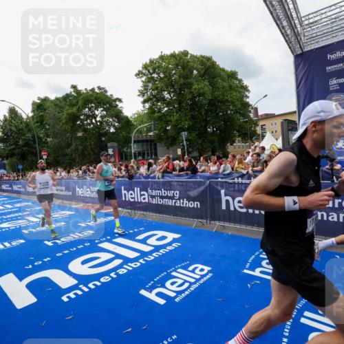 29.06.2025 - hella hamburg halbmarathon Zöllner http://msf.ph/oto/8420705 29.06.2025 10:31:24 Ziel 3955, 4812, 11857, 14548, 19042 meine-sportfotos.de