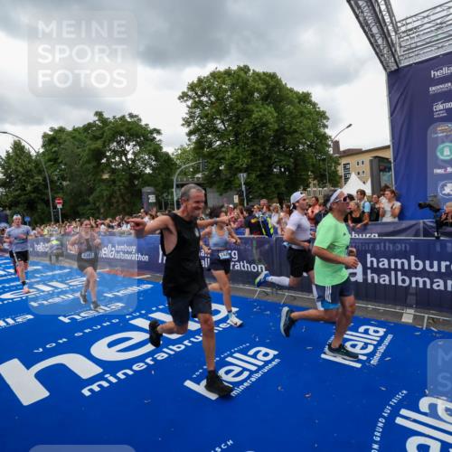 29.06.2025 - hella hamburg halbmarathon Zöllner http://msf.ph/oto/8420716 29.06.2025 10:53:20 Ziel 1683, 2074, 2354, 4065, 7312, 7383, 8273, 8361, 9142, 11844, 12490, 12875, 15179, 15681, 16929, 18901 meine-sportfotos.de