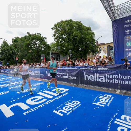 29.06.2025 - hella hamburg halbmarathon Zöllner http://msf.ph/oto/8420719 29.06.2025 10:31:24 Ziel 3955, 4812, 11857, 14548, 19042 meine-sportfotos.de