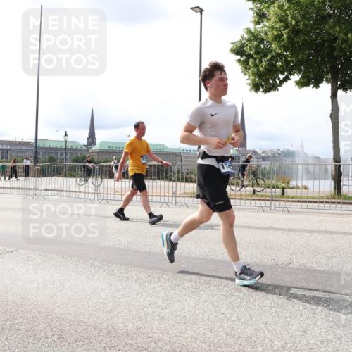 29.06.2025 - hella hamburg halbmarathon Lena Gebhardt http://msf.ph/oto/8420728 29.06.2025 10:27:38 Lombardsbrücke 174, 1148, 2080, 2775, 3389, 4372, 5177, 5285, 5825, 6214, 6259, 7764, 7944, 7978, 8085, 9688, 10077, 10158, 10412, 10413, 11256, 11766, 12500, 12823, 13043, 13860, 14206, 15607, 15641, 16569, 16804, 16838, 17427, 17791, 18012, 18097, 18301, 18626, 18766 meine-sportfotos.de