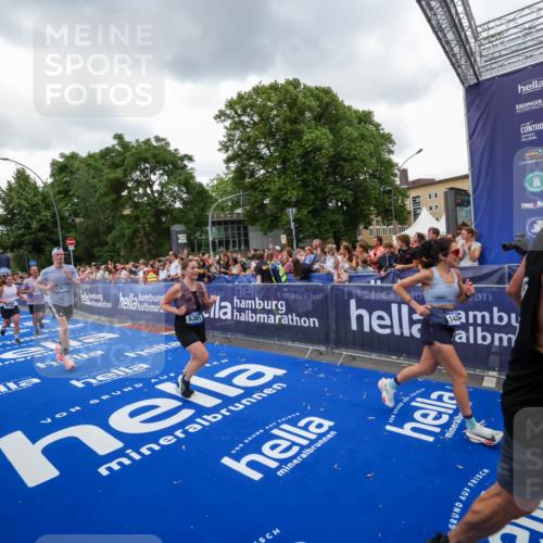 29.06.2025 - hella hamburg halbmarathon Zöllner http://msf.ph/oto/8420729 29.06.2025 10:53:21 Ziel 1683, 2074, 2354, 4065, 7312, 7383, 8273, 8361, 9142, 11844, 12490, 12875, 15179, 15681, 15838, 16929, 18134, 18901 meine-sportfotos.de