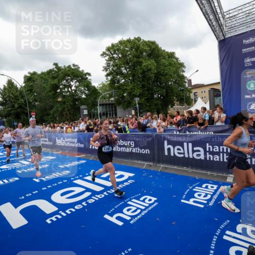 29.06.2025 - hella hamburg halbmarathon Zöllner http://msf.ph/oto/8420743 29.06.2025 10:53:21 Ziel 1683, 2074, 2354, 4065, 7312, 7383, 8273, 8361, 9142, 11844, 12490, 12875, 15179, 15681, 15838, 16929, 18134, 18901 meine-sportfotos.de