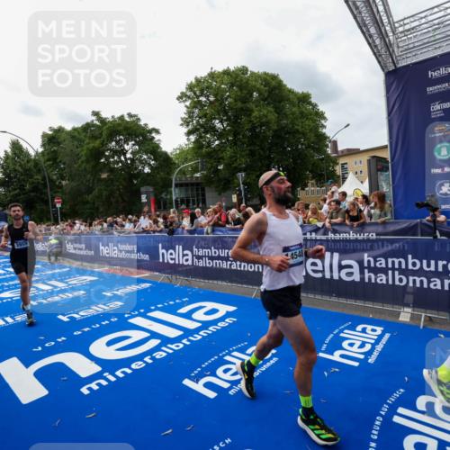 29.06.2025 - hella hamburg halbmarathon Zöllner http://msf.ph/oto/8420757 29.06.2025 10:31:25 Ziel 3955, 4812, 14548, 19118 meine-sportfotos.de