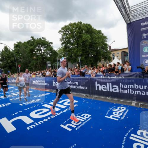 29.06.2025 - hella hamburg halbmarathon Zöllner http://msf.ph/oto/8420767 29.06.2025 10:53:22 Ziel 1683, 1727, 2074, 2354, 4065, 7312, 8361, 8651, 9142, 11844, 12490, 12875, 15179, 15681, 15838, 18134, 18901 meine-sportfotos.de