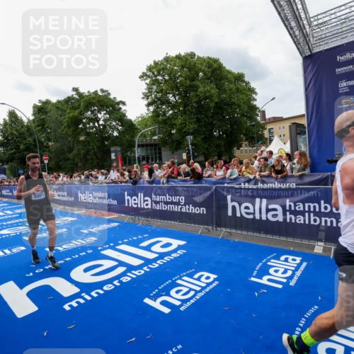 29.06.2025 - hella hamburg halbmarathon Zöllner http://msf.ph/oto/8420772 29.06.2025 10:31:25 Ziel 3955, 4812, 14548, 19118 meine-sportfotos.de