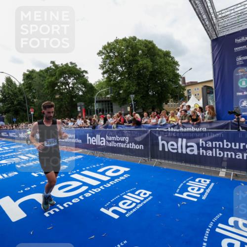 29.06.2025 - hella hamburg halbmarathon Zöllner http://msf.ph/oto/8420783 29.06.2025 10:31:26 Ziel 3955, 14548, 19118 meine-sportfotos.de